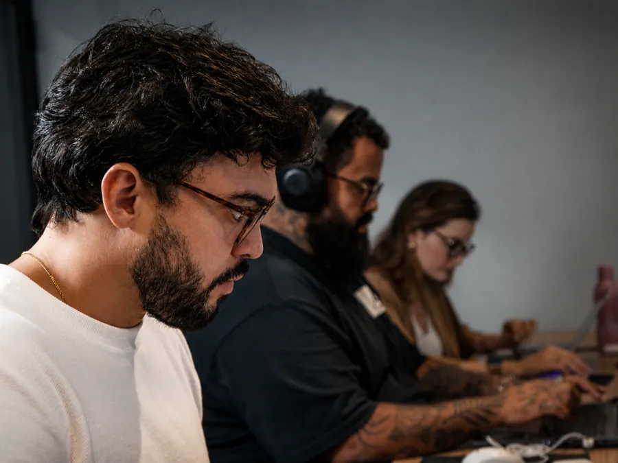Equipe da Detalhe trabalhando no escritório