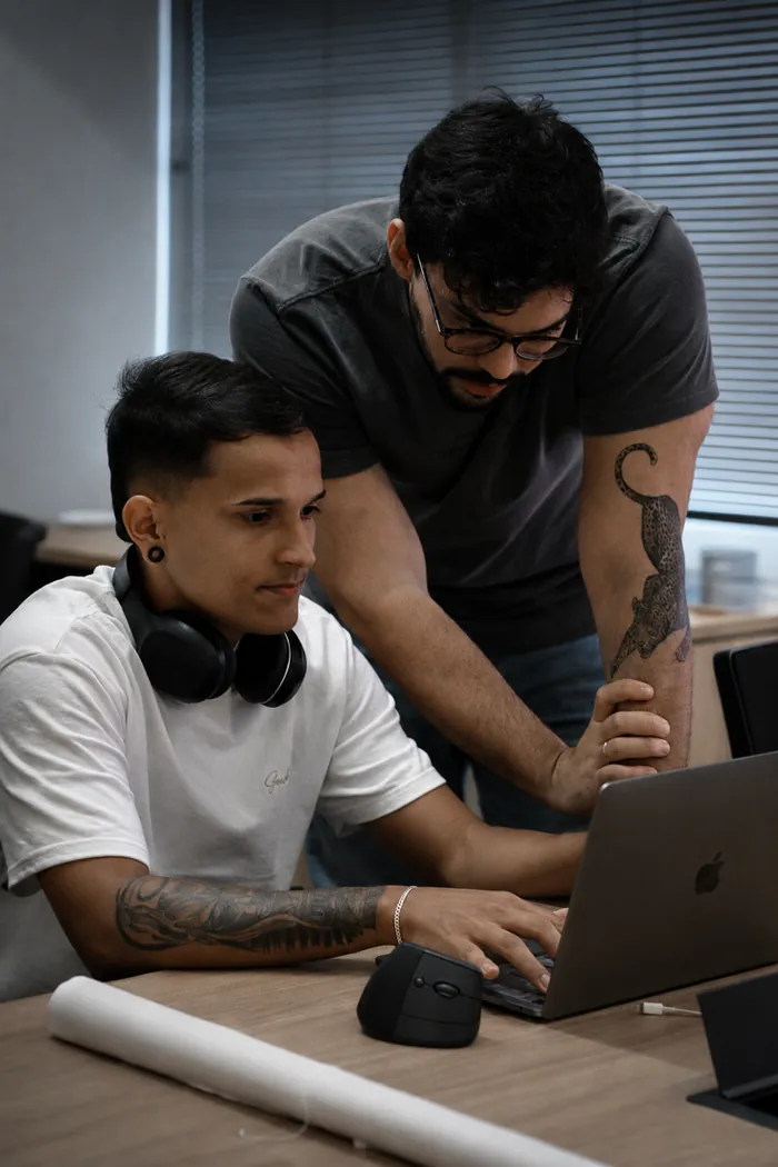 Igor e Web trabalhando juntos no notebook