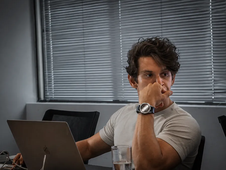Atendimento em andamento na sala de reunião