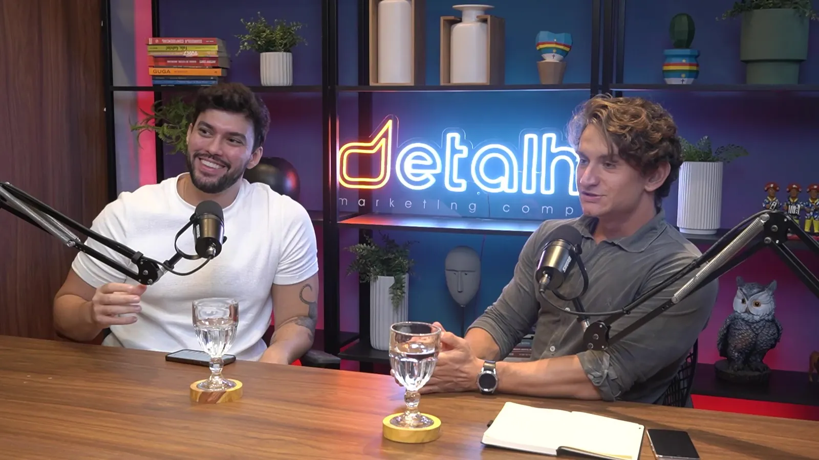 Gravação do DetalheCast com o letreiro neon da Detalhe