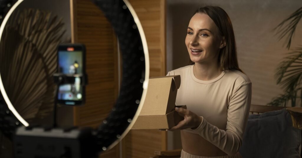 Criadora de conteúdo abre uma caixa de papelão e grava com o celular no ring light